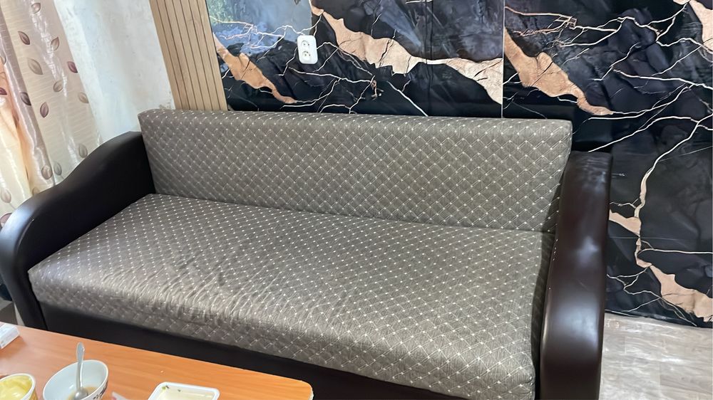 Коженый диван для зала