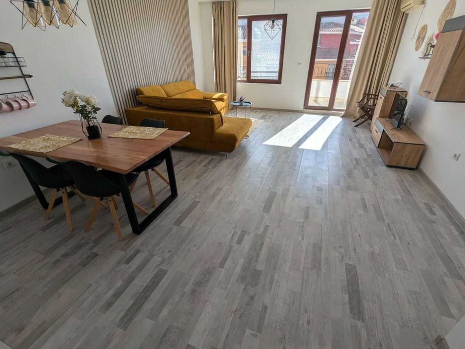 Просторен двустаен апартамент с гледка море, Първа линия