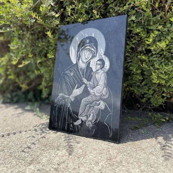 Гравирана икона Богородица с младенеца върху черен гранит за подарък
