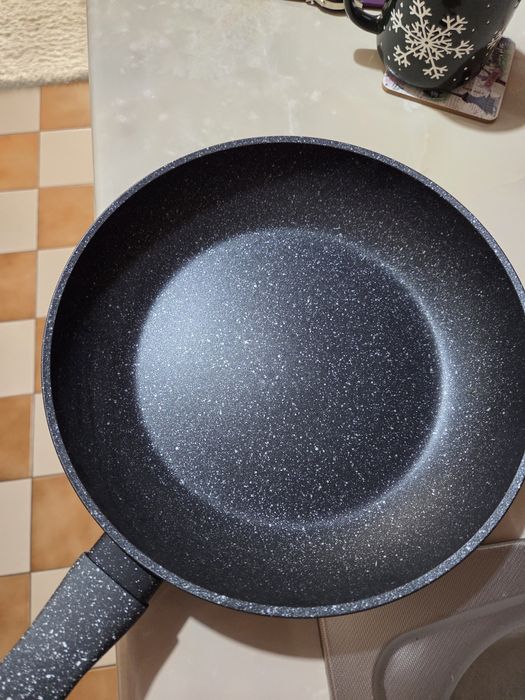 Tigaie teflon noua, fără eticheta