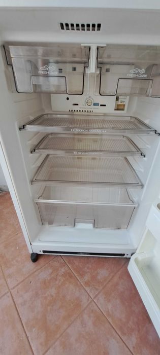 Хладилник Sharp с фризер