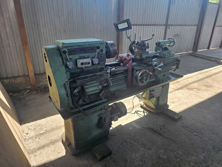 Токарный станок в отличном состоянии.