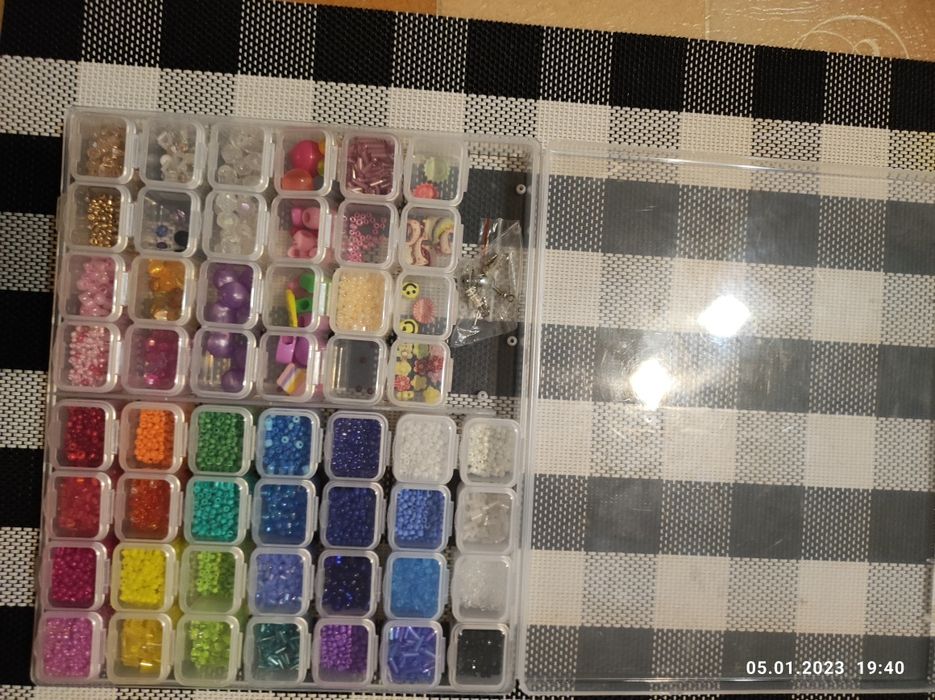 Набор с бисером, креплениями, различными фигурками