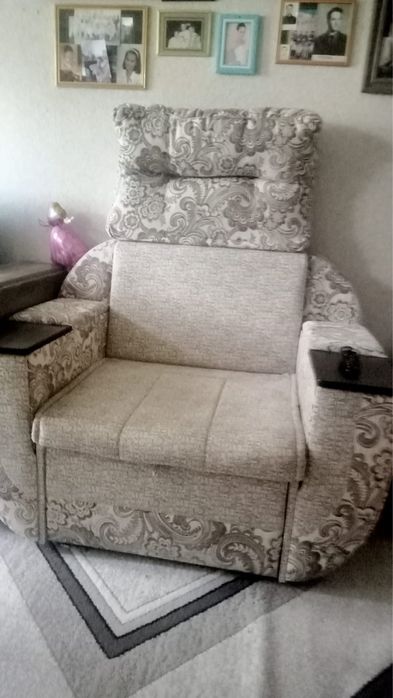 Продается угловой диван и кресло