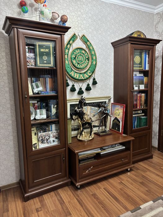 Шкаф с тумбой и с зеркалом