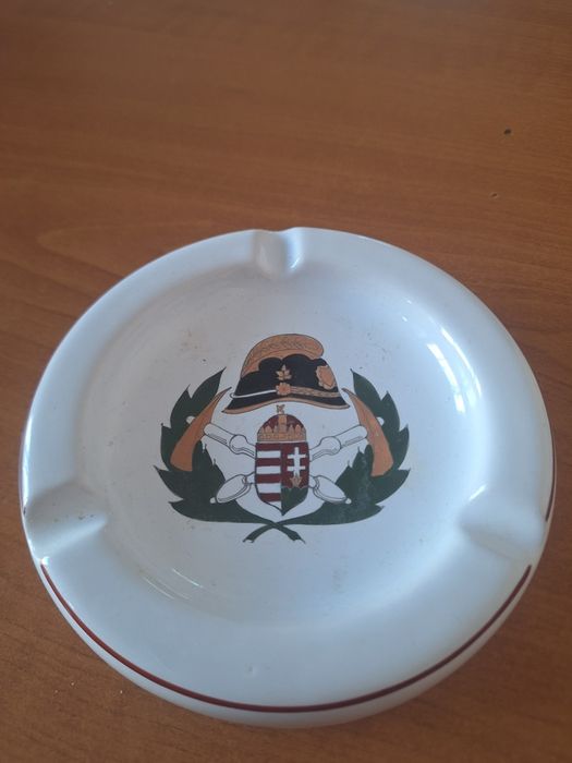 Ceramica veche-Jandarmeria ungureasca Scrumiera lucrata manual semnata Reicher K