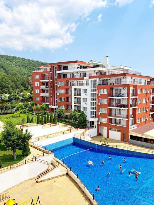 Продава се просторен тристаен апартамент с гледка море в Свети Влас