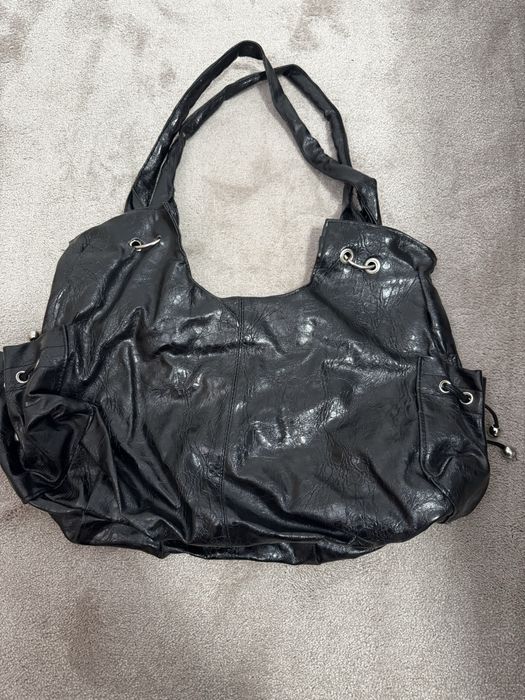 Елегантна,черна дамска чанта с лачен ефект