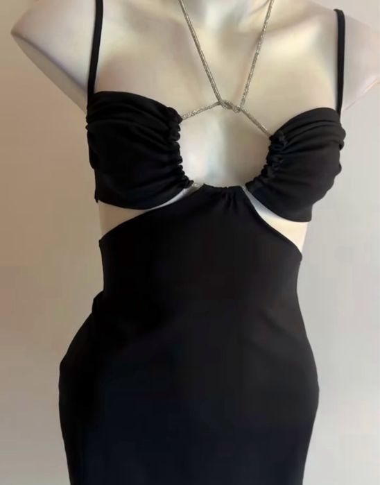 Черна къса рокля с блестяща, сребриста връзка