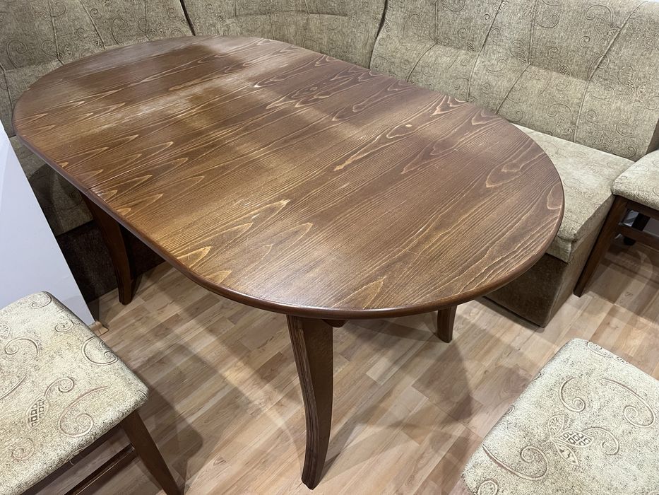 маса столове и диван за кухня