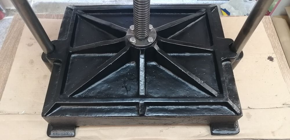 Presa legatorie model istoric