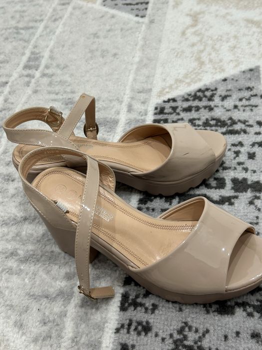 Продам бежевые туфли, 36 размер