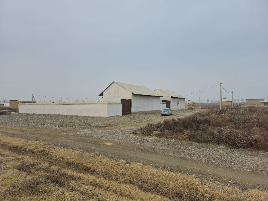 Уй сотилади. 19-кварталда жойлашган, 6 соток-5 хонадан, 2та бир хил уй