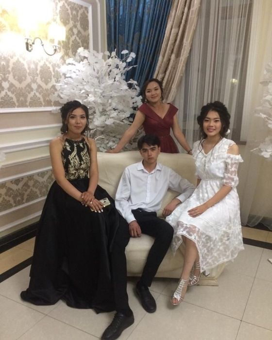 продам платья на выпуск и т.д.