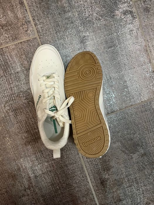 Кецове Reebok Club C Extra Platform (конкретният цветова комбинация е Chalk / Glen Green / Gum).