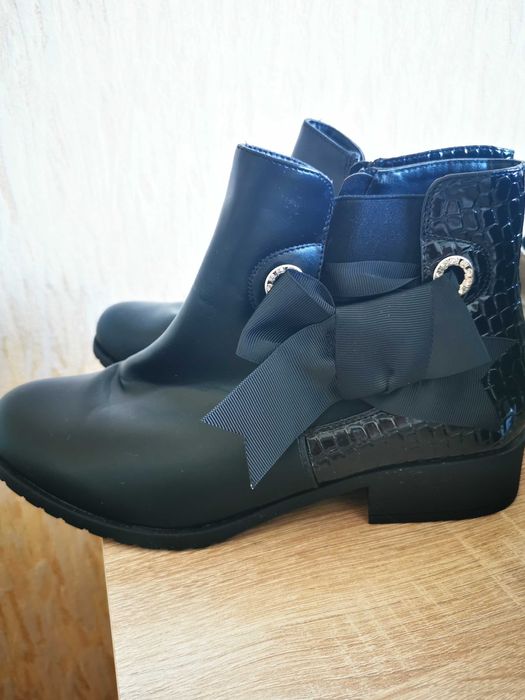 Ново боти обувки елегантни и красиви