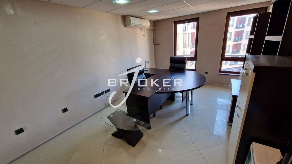 Дава се под наем Офис в Кърджали, Център - 35 кв.м за 214.2 € - Снимка #1