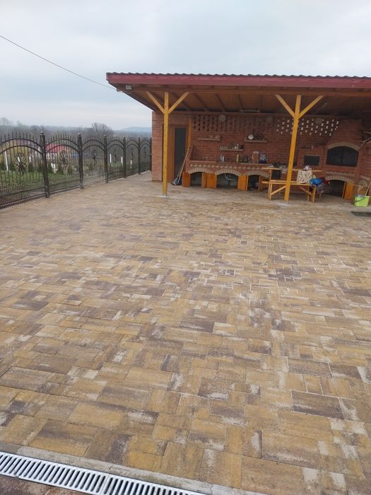Amenajari curți pavaje borduri rigole piatra travertin județul Iași