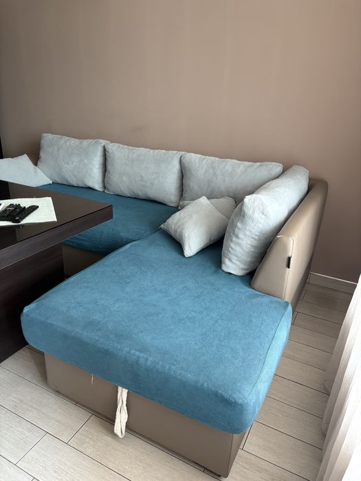 Ъглов диван  с дясна лежанка.