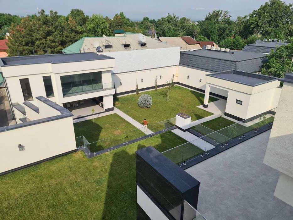 Особняк креативного класса с 16 сотками и 1300 кв.м. Цент. Лун.