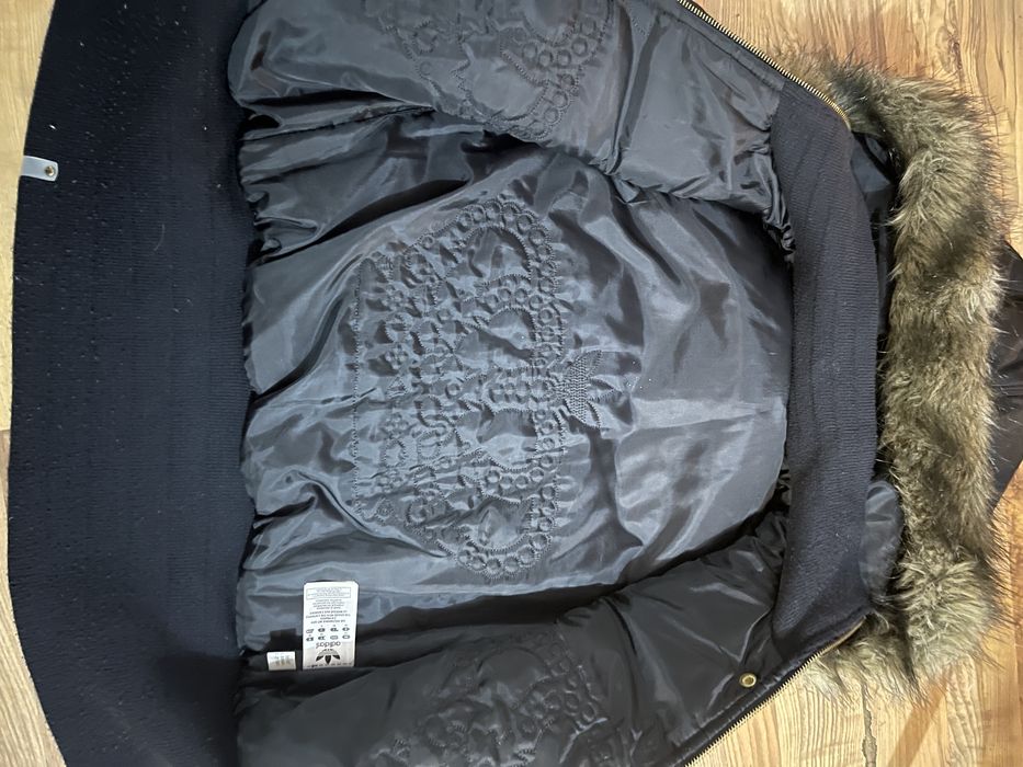 Vestă adidas cu glugă; Nouă