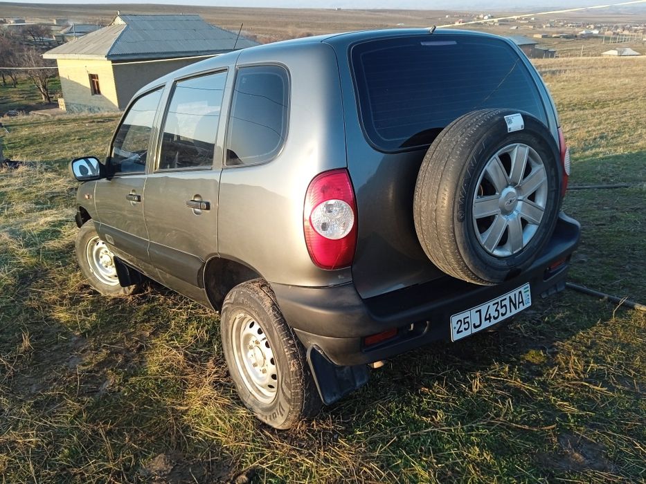 Chevrolet Niva 4x4 sotiladi