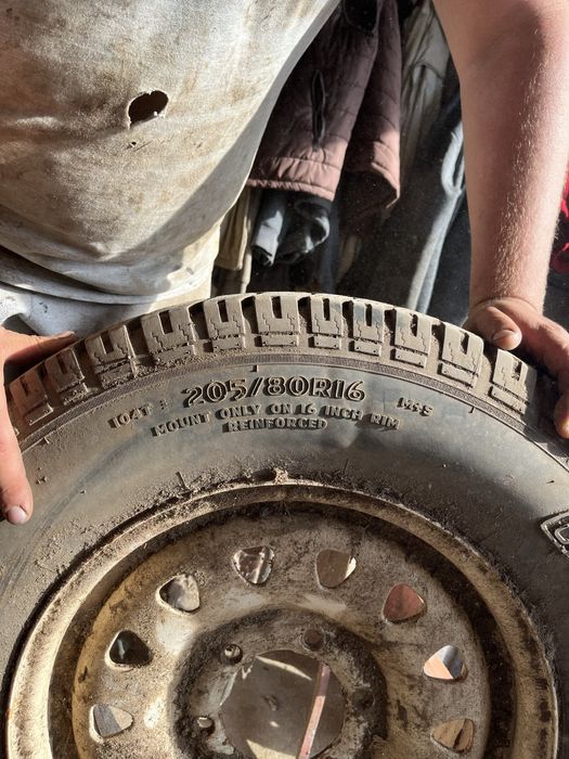 Vand jante cu anvelope doua seturi complete purtate pe mitsubishi L200