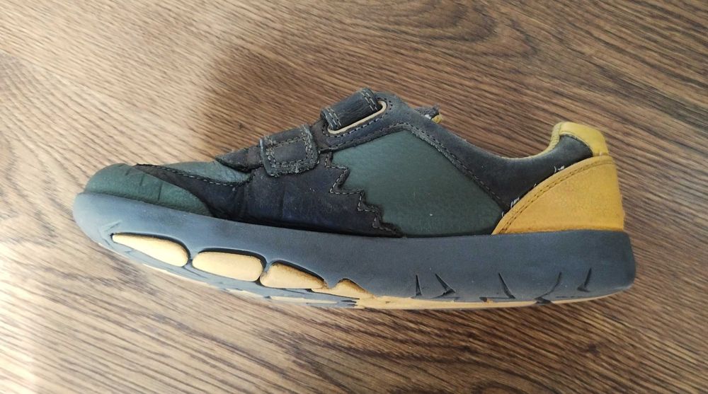 Оригинални обувки Clarks с лепки, естествена кожа, номер 32.5, отлични