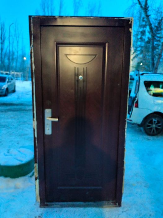 Продам входную железную дверь