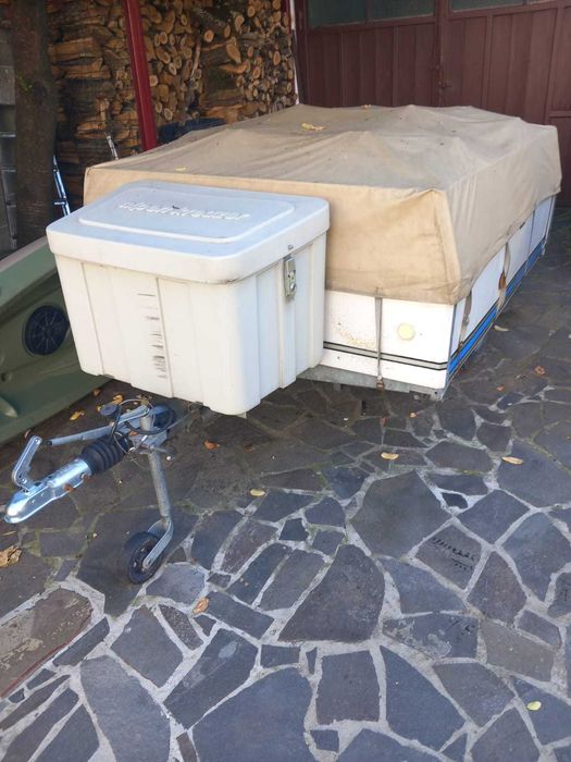 Remorca cu cort, 4 locuri de dormit masa si micro bucatarie