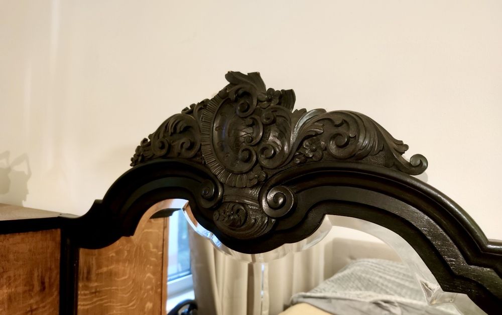 Старинен бюфет/секция от масив с дърворезба и фурнир