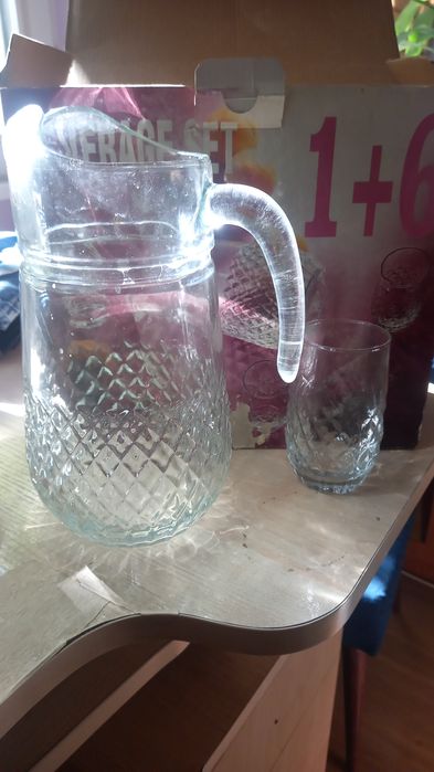 Стъклен сервиз с кана и 6 чаши