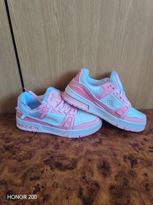 Adidași de vânzare