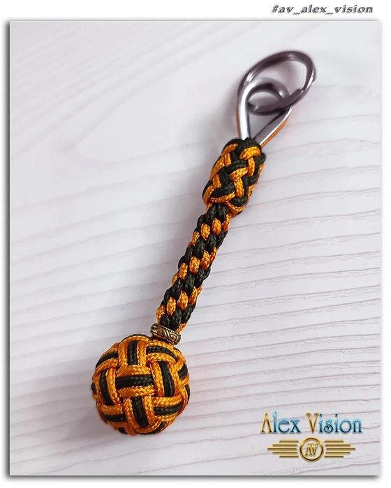 Стильный брелок из паракорда
