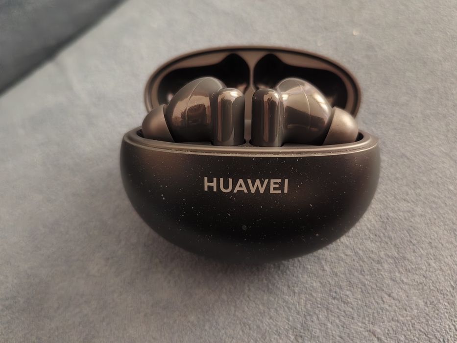 Наушники Huawei.