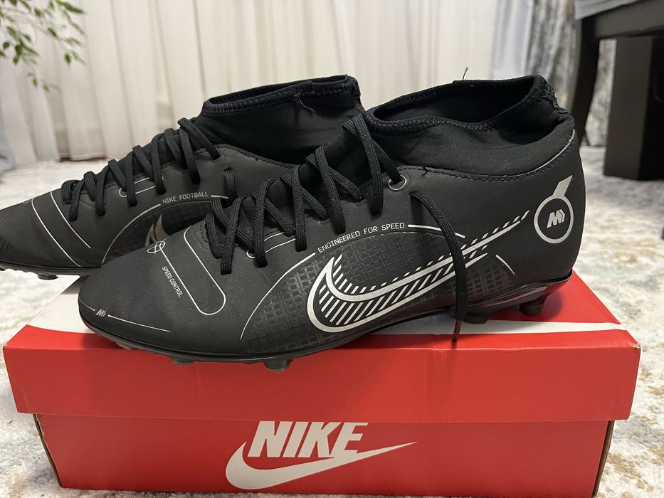 Продаю оригинальные Бутсы Nike и шорты Nike