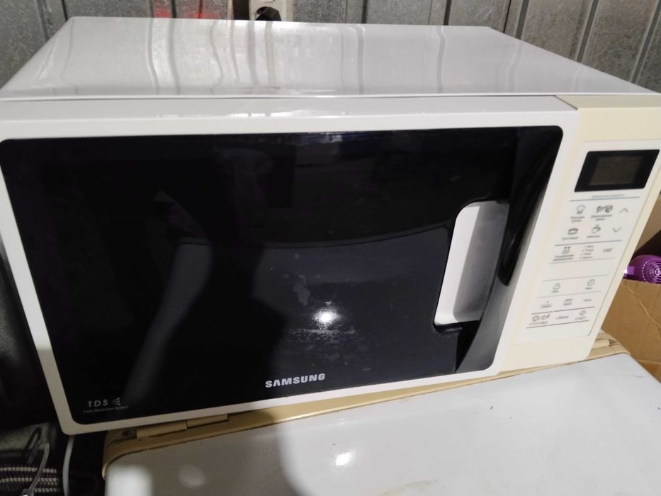 Микроволновка Samsung ME83ArW рабочая в отличном состоянии