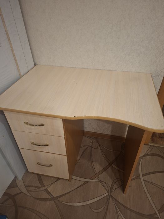 Письменный стол.