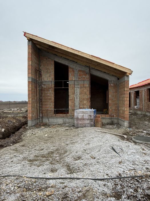 Casa la rosu  4 camere