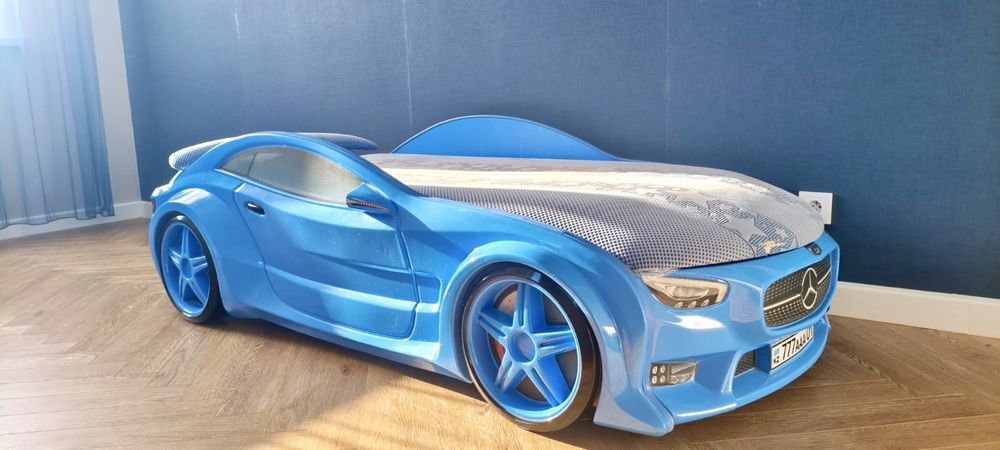 Детская кровать машина