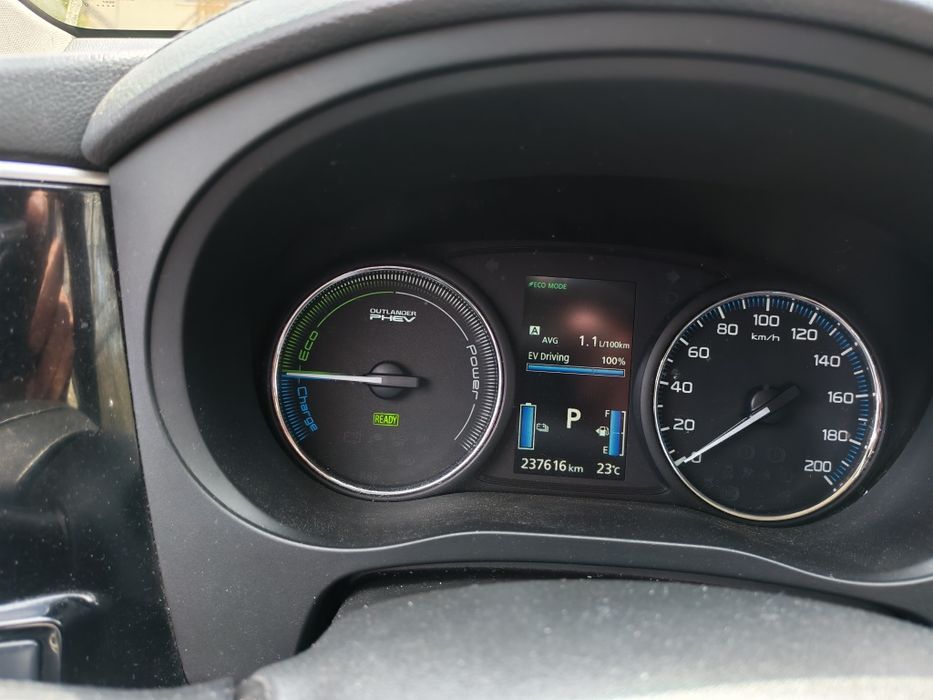 Mitsubishi Outlander PHEV 4WD FUL PLUG ÎN HYBRID AN 2017  variante cu Toyota rav hibrid