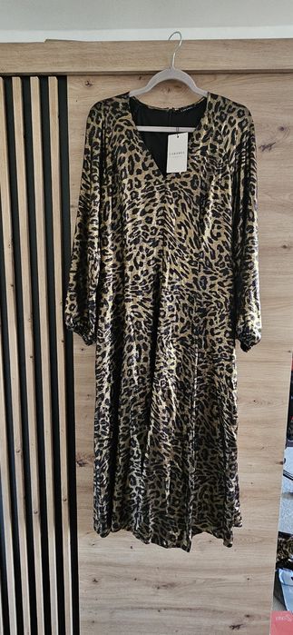 Vând rochie animal print nouă cu eticheta Caramel marime 42
