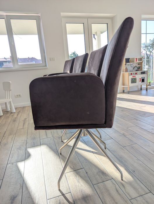 Scaune maro rotative, sunt ca și noi