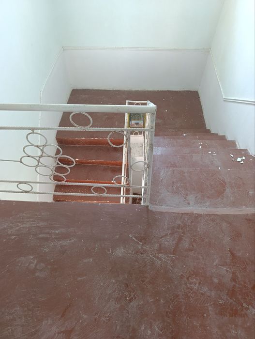 Uy sotiladi. Yakkabogʻ tumani, posyolkadan 2 etajli kotej uy sotiladi.