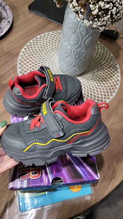 Кросовки детские по 1000тг.