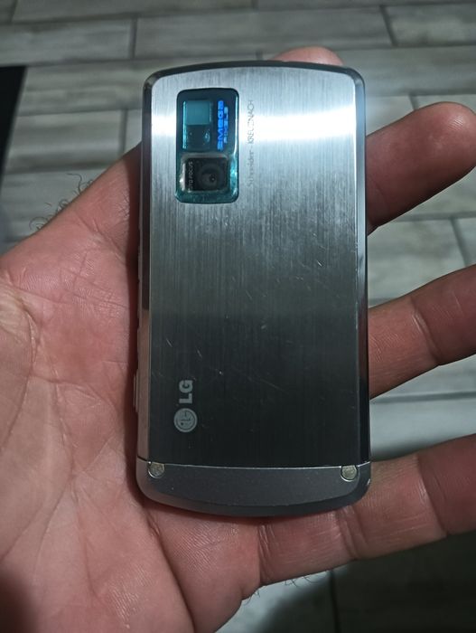 Vând telefon LG KE970