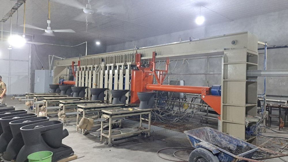 Алмазар Чиназский район действующий бизнес 11430кв.м. 3,76 га земли.