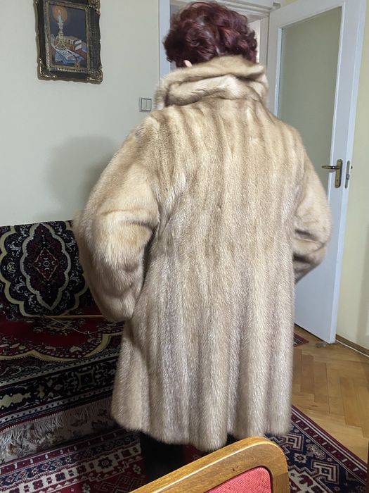 Vand haina lunga de blana  naturala de nurca