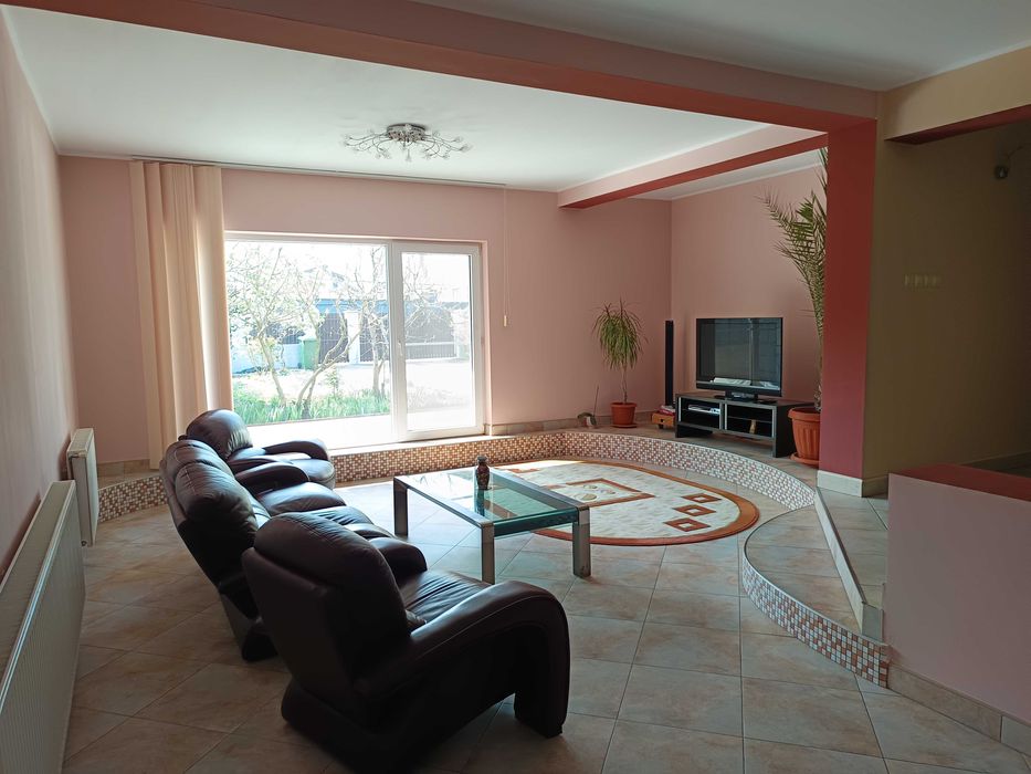 OTOPENI CENTRAL–VILA GENEROASĂ -350m.p. pe 1000m.p. teren- ideala familie extinsa, afaceri sau investitie