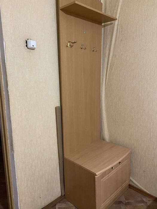 Продам тумбочки б/у, вешалка для вещей